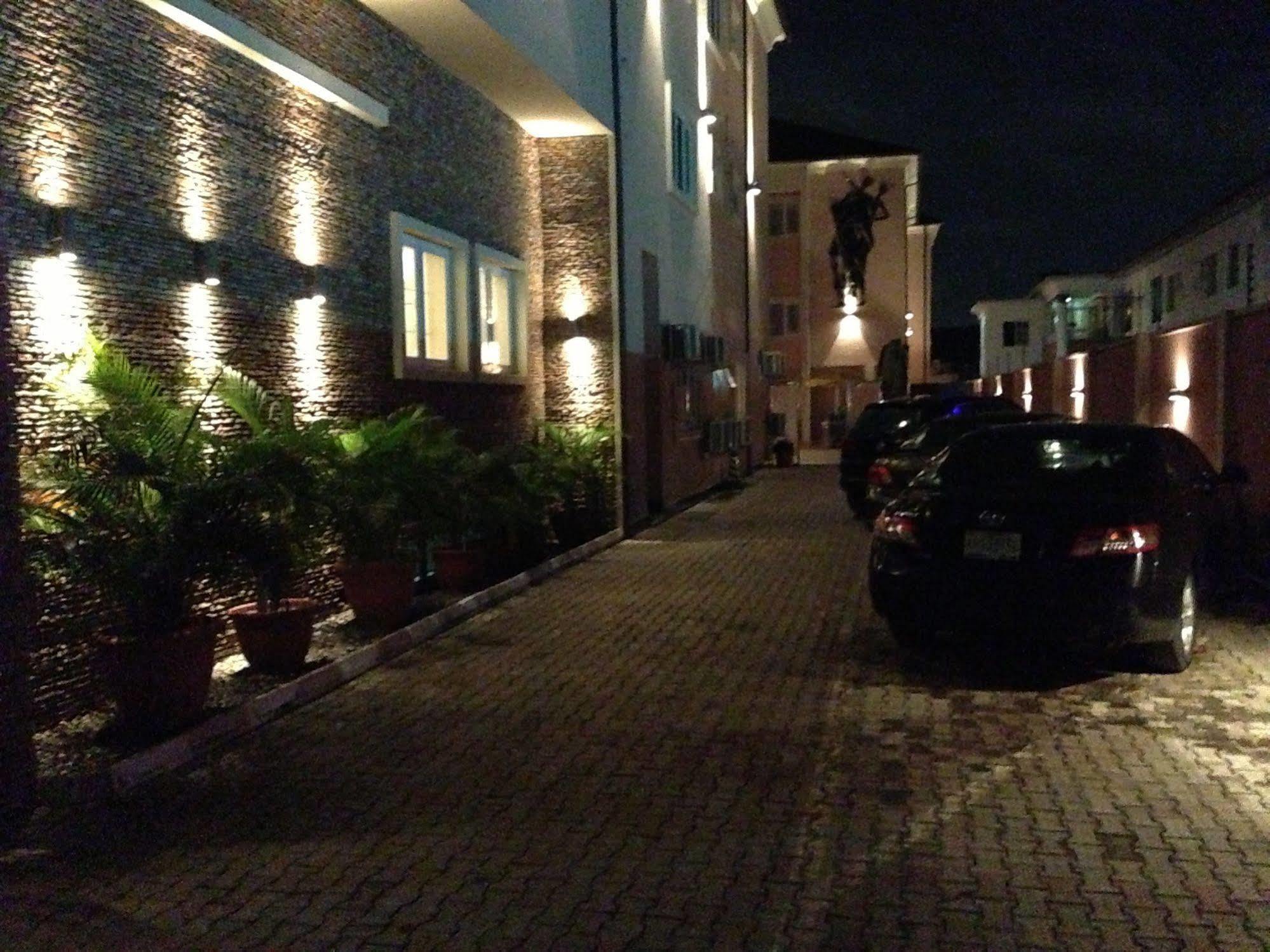 Grandbee Suites Ikeja Exterior photo