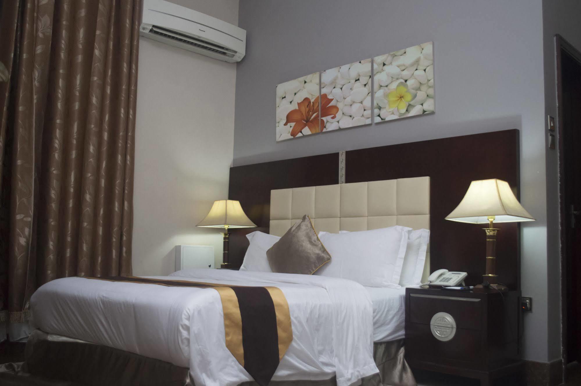 Grandbee Suites Ikeja Exterior photo