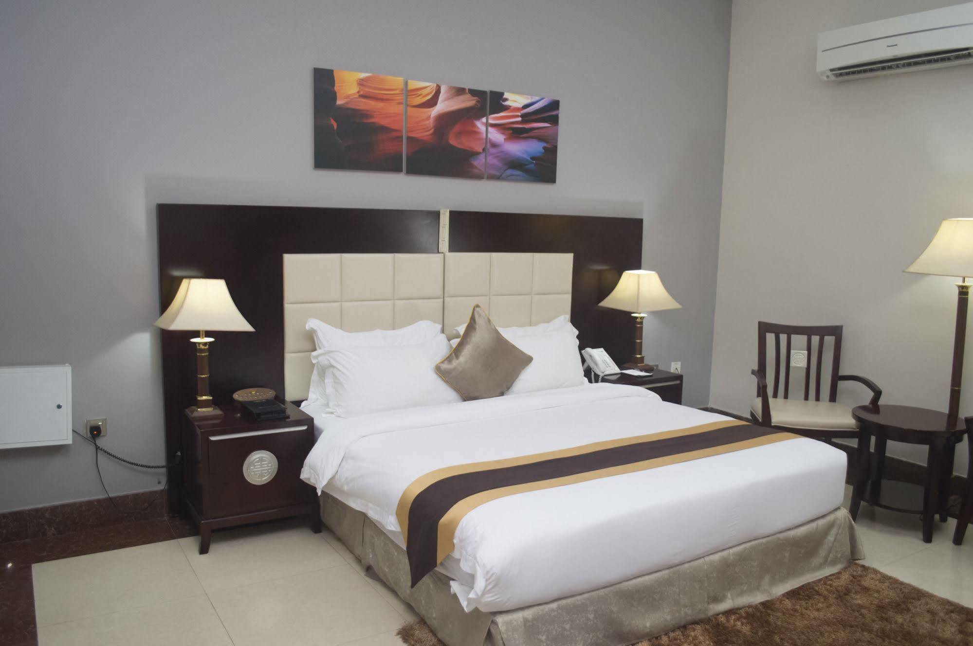 Grandbee Suites Ikeja Exterior photo