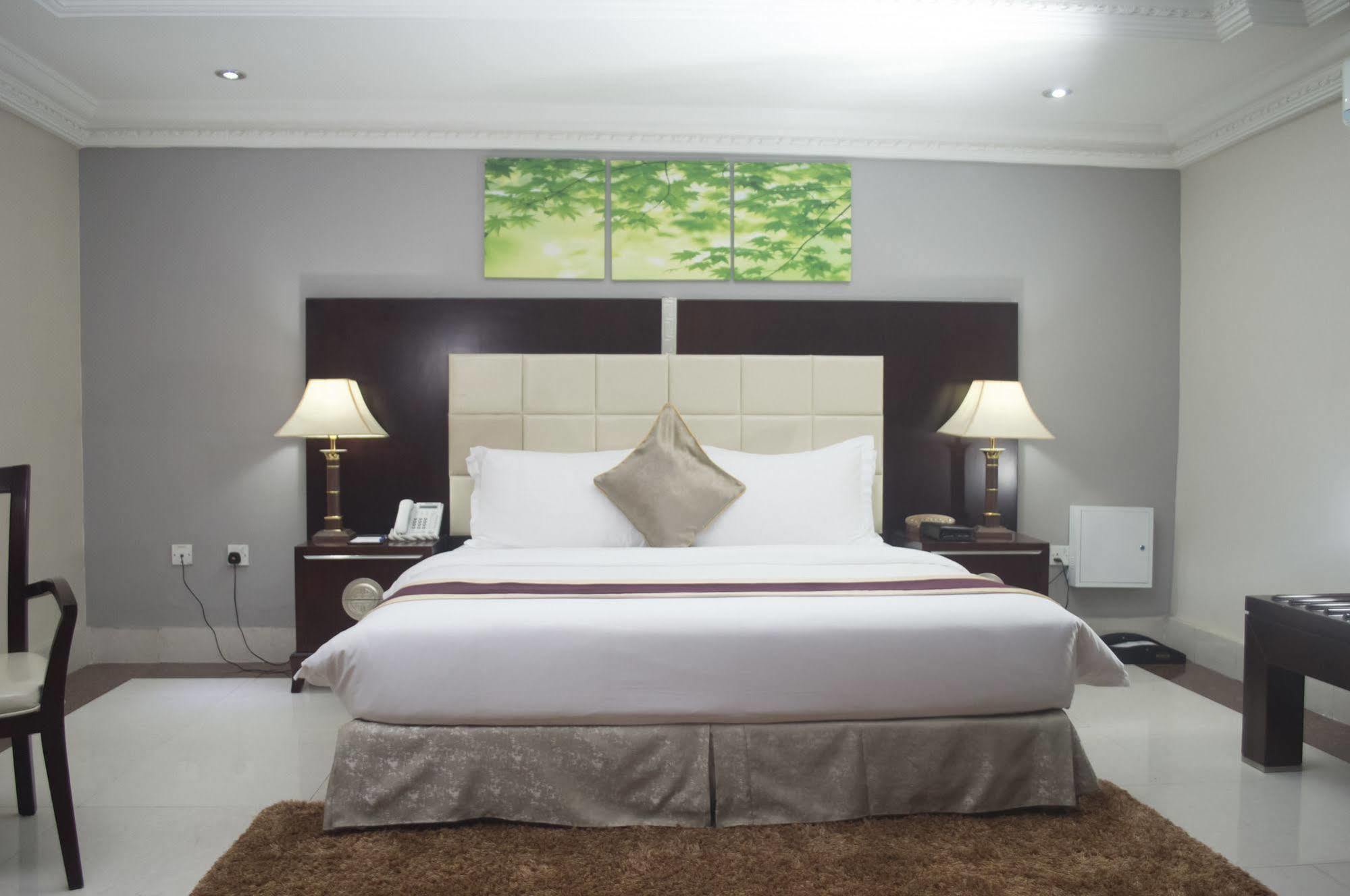 Grandbee Suites Ikeja Exterior photo