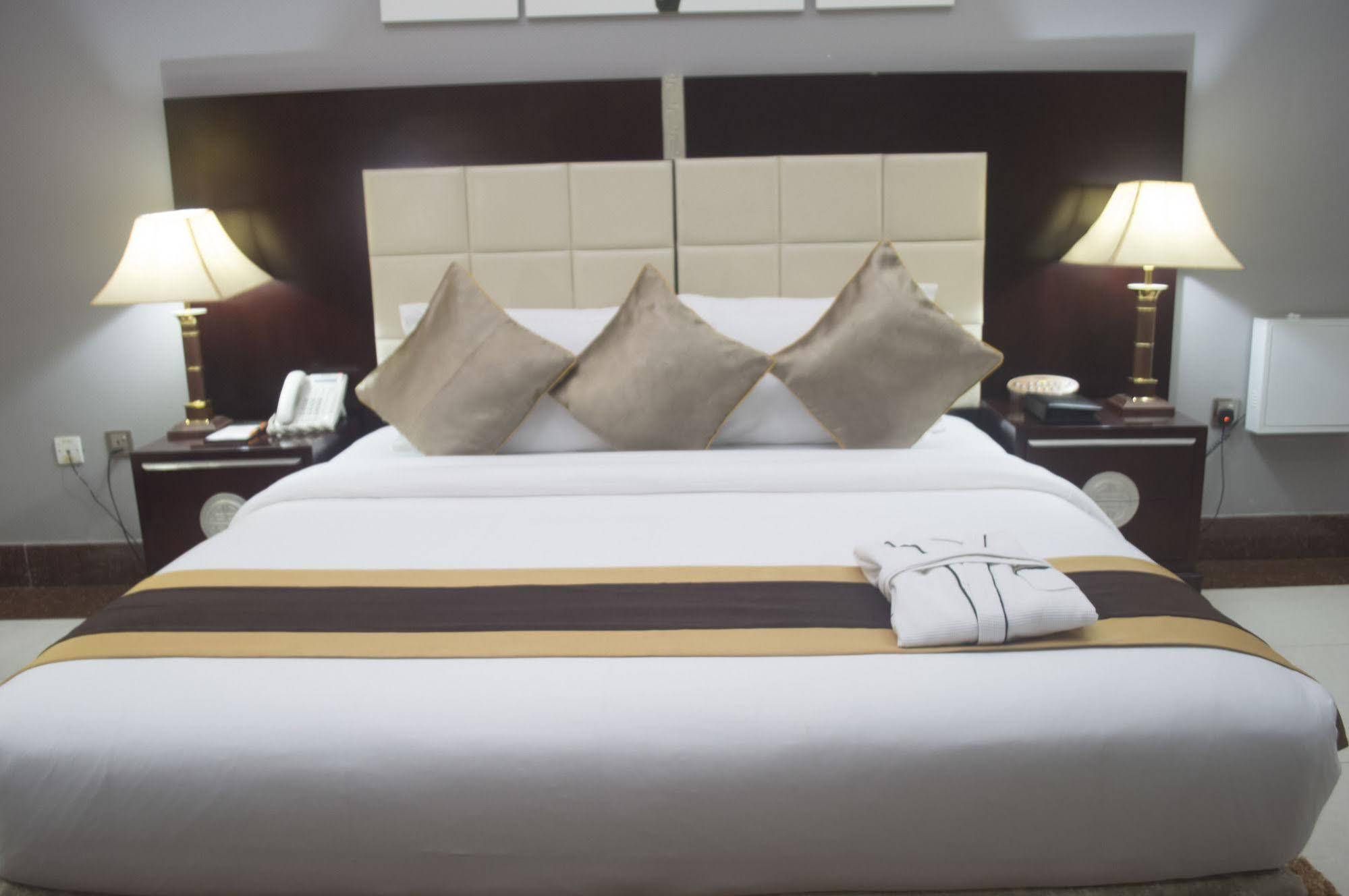 Grandbee Suites Ikeja Exterior photo